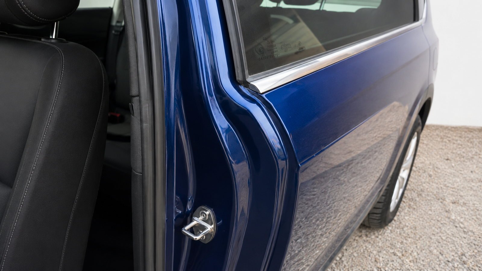 Le même cadre de porte net et lustré, gâche et joints nettoyés, après passage chez AutoClean Diois