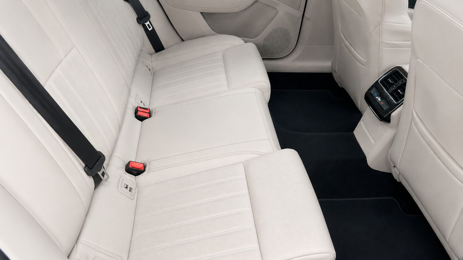 La même banquette en cuir beige, propre et nourrie, après nettoyage à l'atelier AutoClean Diois