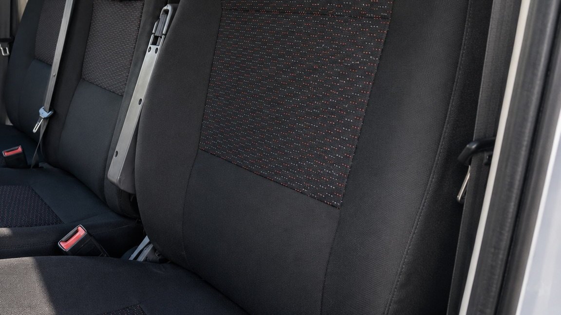 Le même siège en tissu noir, uniforme et sans auréole, après shampoing par AutoClean Diois
