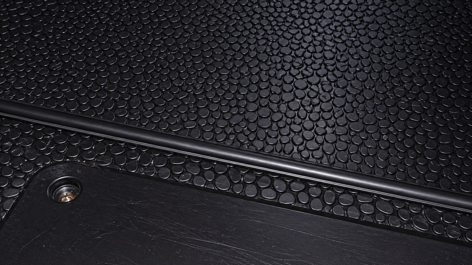 Le même tapis de sol en caoutchouc, noir et net, après nettoyage à l'atelier AutoClean Diois