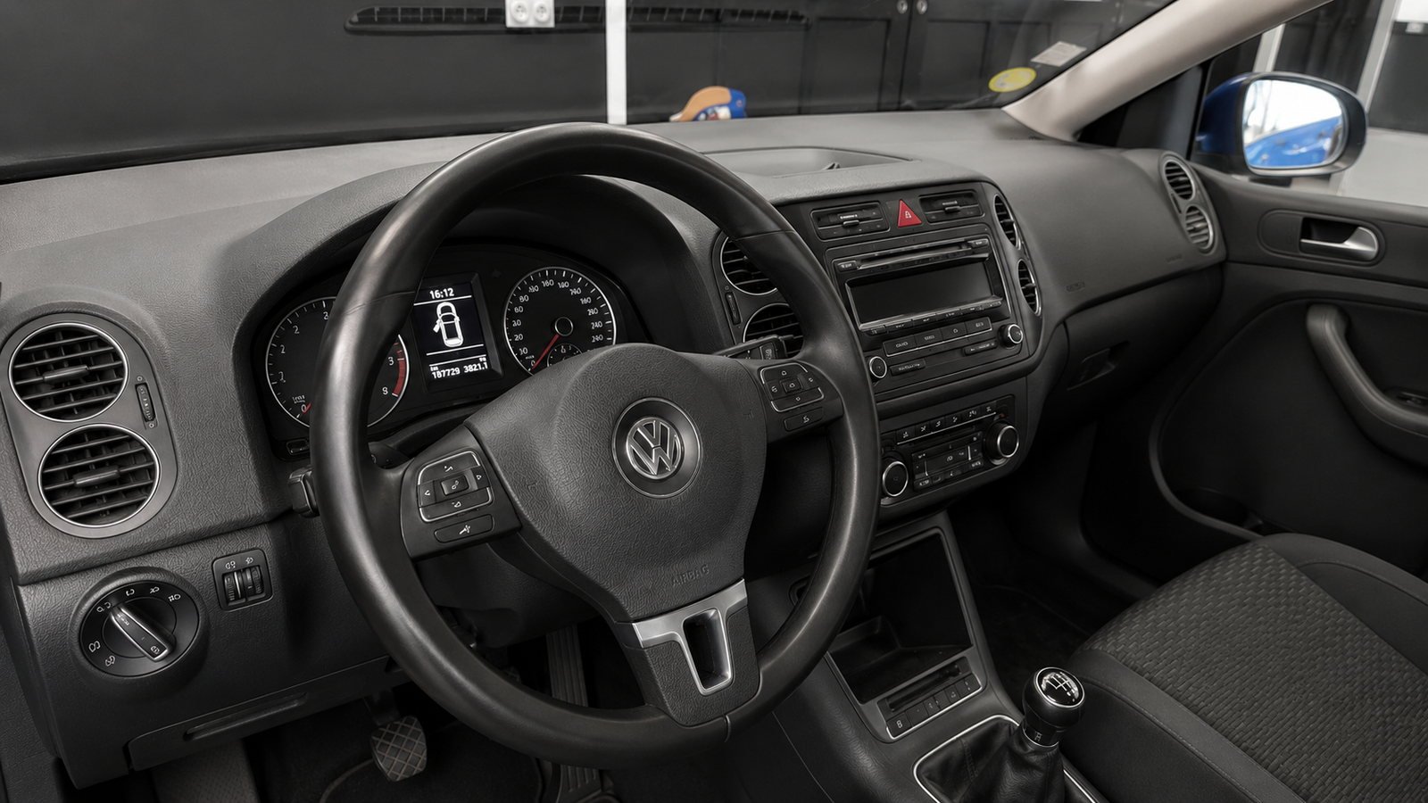 Le même volant et tableau de bord nettoyés au détail par AutoClean Diois, plastiques ravivés